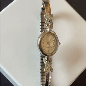 Elegant Silver tone Women's Quartz Watch